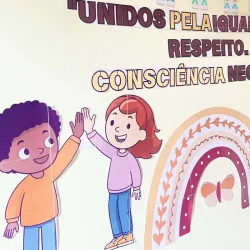 Ilustração de crianças com mensagens de respeito e união.