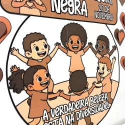Crianças de diferentes etnias celebrando a diversidade na conscientização negra.