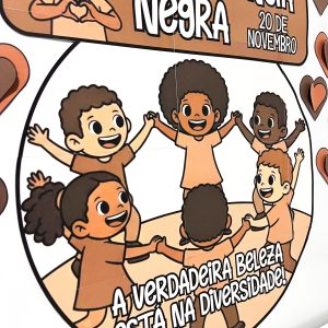 Painel educativo sobre diversidade e inclusão, celebrando a Consciência Negra.