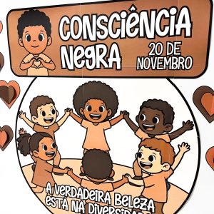 Painel educativo sobre a Consciência Negra, destacando união e diversidade entre crianças.