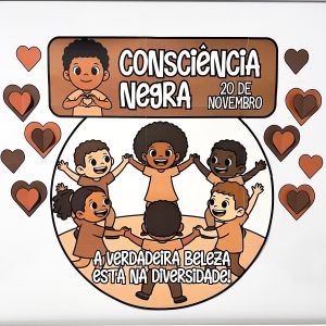 Painel educativo sobre Consciência Negra, celebrando diversidade e união entre crianças.