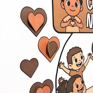 Painel educativo sobre a Consciência Negra, com crianças e corações em tons quentes.