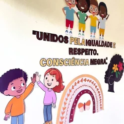 Painel com crianças e mensagem de união e respeito pela consciência negra.