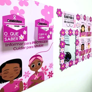 Painel educativo sobre conscientização e prevenção do câncer de mama em Outubro Rosa.