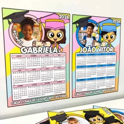 Calendários de formatura com fotos de alunos e temas acadêmicos.