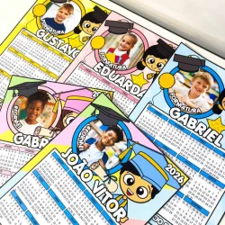 Calendários de formatura com fotos e nomes de alunos, tema de graduação, cores variadas.