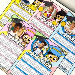 Calendários de formatura com fotos e nomes de alunos em cores vibrantes.