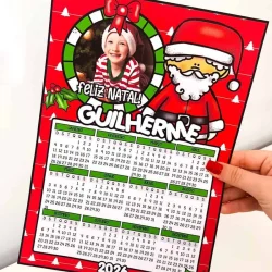 Calendário de Natal com tema festivo e foto de criança sorridente.