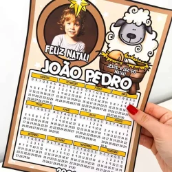 Calendário de Natal com foto de criança e tema natalino.