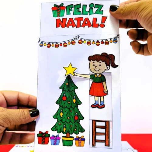 Cartão de Natal com árvore decorada e mensagem Feliz Natal.