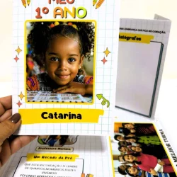 Cartão de recordação escolar com foto de menina sorridente.
