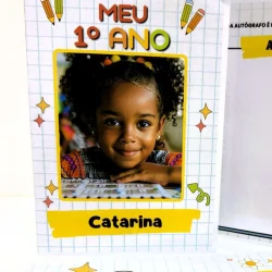 Cartão de recordação escolar com foto de menina sorridente e nome Catarina.