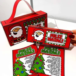 Lembrancinhas natalinas com cartões de Natal e árvore decorada.
