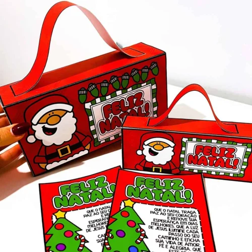 Lembrancinhas de Natal com tema de Papai Noel e árvore de Natal.