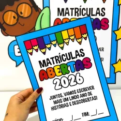 Cartaz de matrícula aberta para 2026 com cores vibrantes e desenhos infantis.