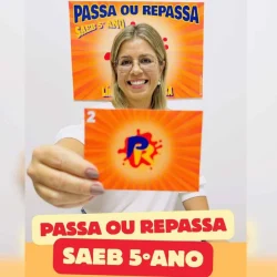 Imagem de uma mulher sorridente segurando cartão com o logo do jogo Passa ou Repassa, tema do SAEB 5.