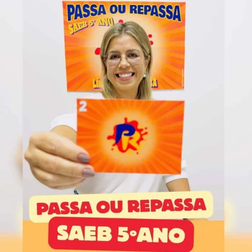 Imagem de uma mulher sorridente segurando cartão com o logo do jogo Passa ou Repassa, tema do SAEB 5.