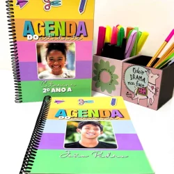 Cadernos de agenda coloridos para estudantes do 2º ano.