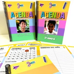 Cadernos de agenda escolar com capa colorida e fotos de estudantes sorridentes.