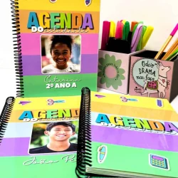 Cadernos e materiais escolares coloridos para estudantes do 2º ano.