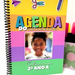 Caderno de agenda escolar para estudantes do 2º ano com capa colorida e divertida.