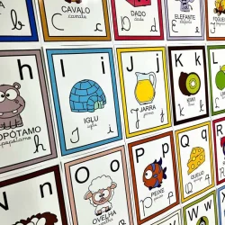 Cartaz do alfabeto com animais, objetos e letras para crianças.