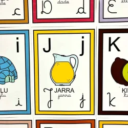 Quadro de alfabeto com letras e imagens ilustradas para educação infantil.