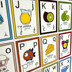 Alfabeto de parede com letras e desenhos para crianças.