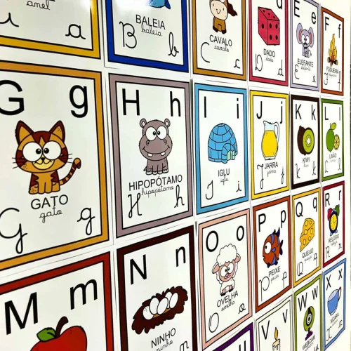 Quadro de alfabeto com desenhos e letras para crianças.