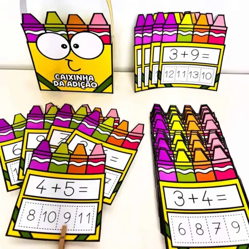Cartões de adição coloridos para atividades educativas.