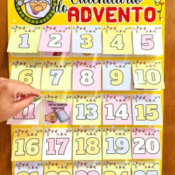 Calendário do Advento com números e decoração natalina.