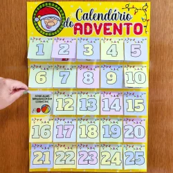 Calendário do Advento com números e decoração festiva.
