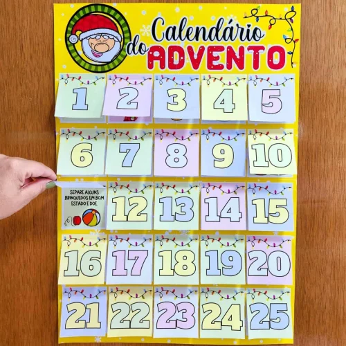 Calendário do Advento com números e decoração festiva.