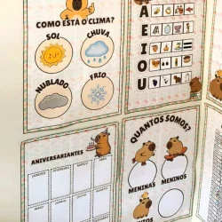 Material didático com atividades sobre clima, vogais e aniversariantes.