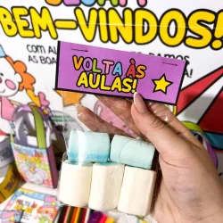 Material escolar e cartaz de boas-vindas para volta às aulas.