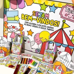 Material escolar colorido para volta às aulas com tema de circo.