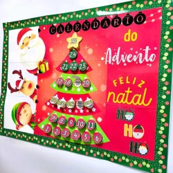 Calendário do Advento com tema natalino e personagens festivos.