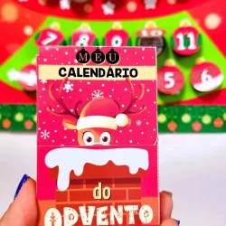 Calendário do Advento com tema natalino e decoração festiva.