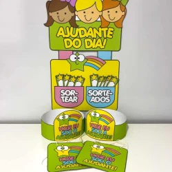 Display com personagens infantis e brindes do sorteio Ajudante do Dia.
