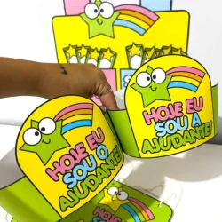 Brinquedos educativos com tema de estrelas e arco-íris para crianças.