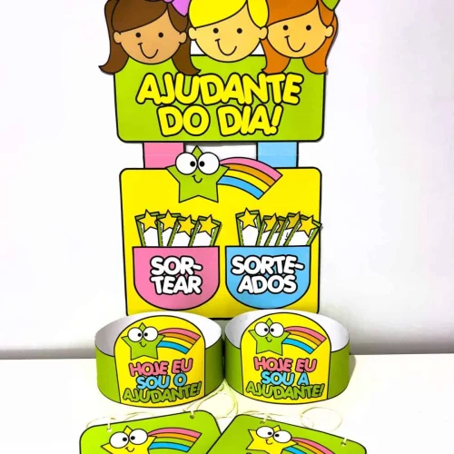Brinquedos e brindes para crianças no sorteio Ajudante do Dia.