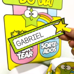 Cartaz colorido com estrelas e nome Gabriel para sorteio escolar.