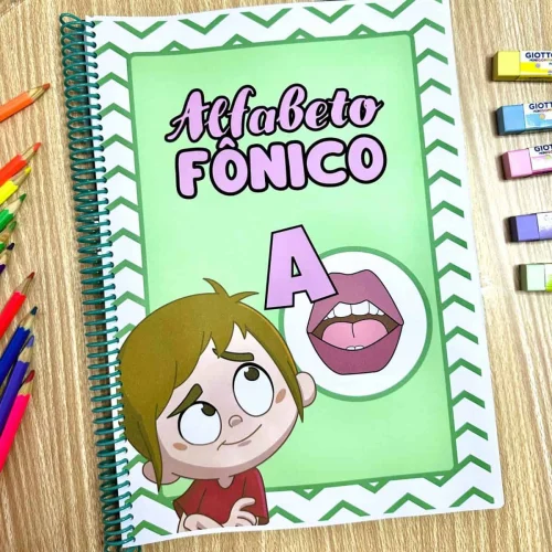 Caderno de alfabetização com ilustrações de criança e letra A.
