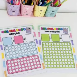 Lápis, canetas e cadernos de atividades de matemática para crianças.