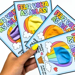 Cartões de boas-vindas para volta às aulas com balões coloridos e mensagem de feliz retorno.