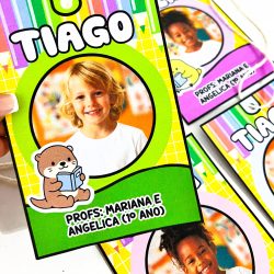 Crachá de pescoço com foto de criança e nome, ideal para eventos escolares.