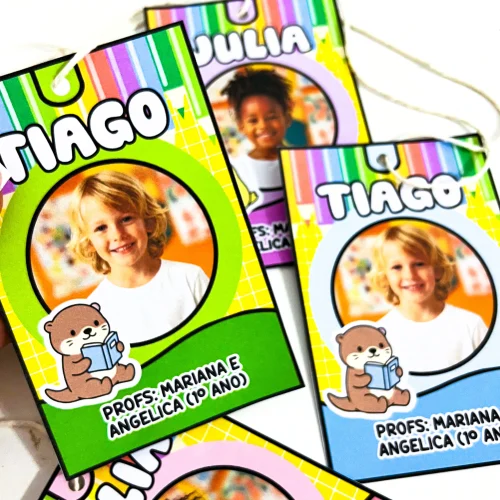 Crachás de pescoço coloridos com fotos de crianças e nomes.