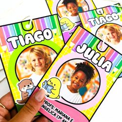 Crachás de pescoço coloridos com nomes e fotos de crianças.