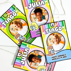 Crachás de pescoço coloridos com fotos de crianças e nomes.