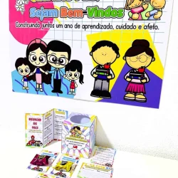 Kit de reunião de pais com materiais educativos e mensagem de boas-vindas.